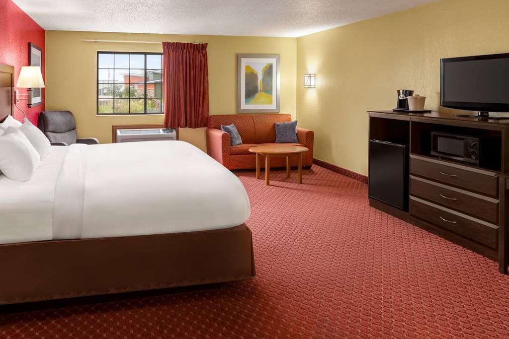 Hotel Baymont By Wyndham Cedar Rapids Habitación foto