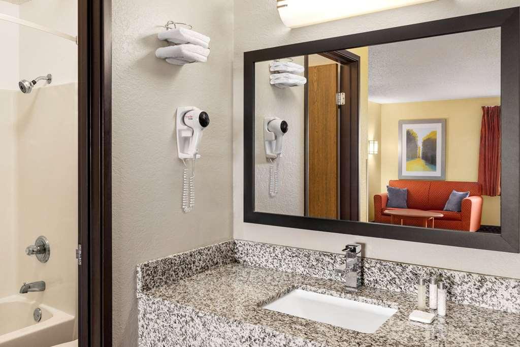 Hotel Baymont By Wyndham Cedar Rapids Habitación foto