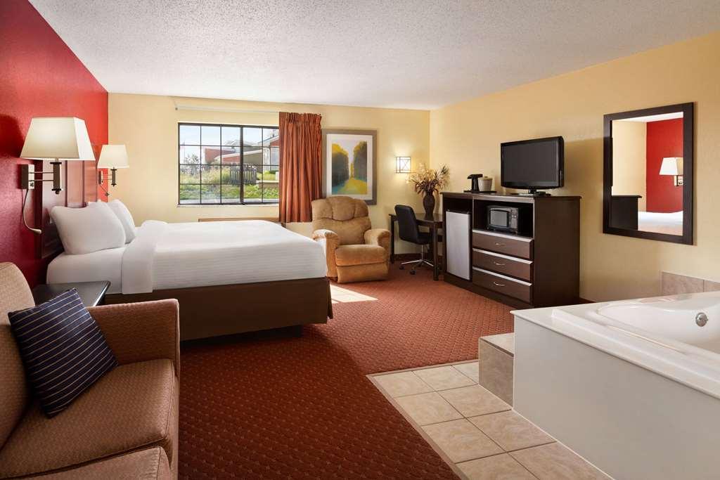 Hotel Baymont By Wyndham Cedar Rapids Habitación foto